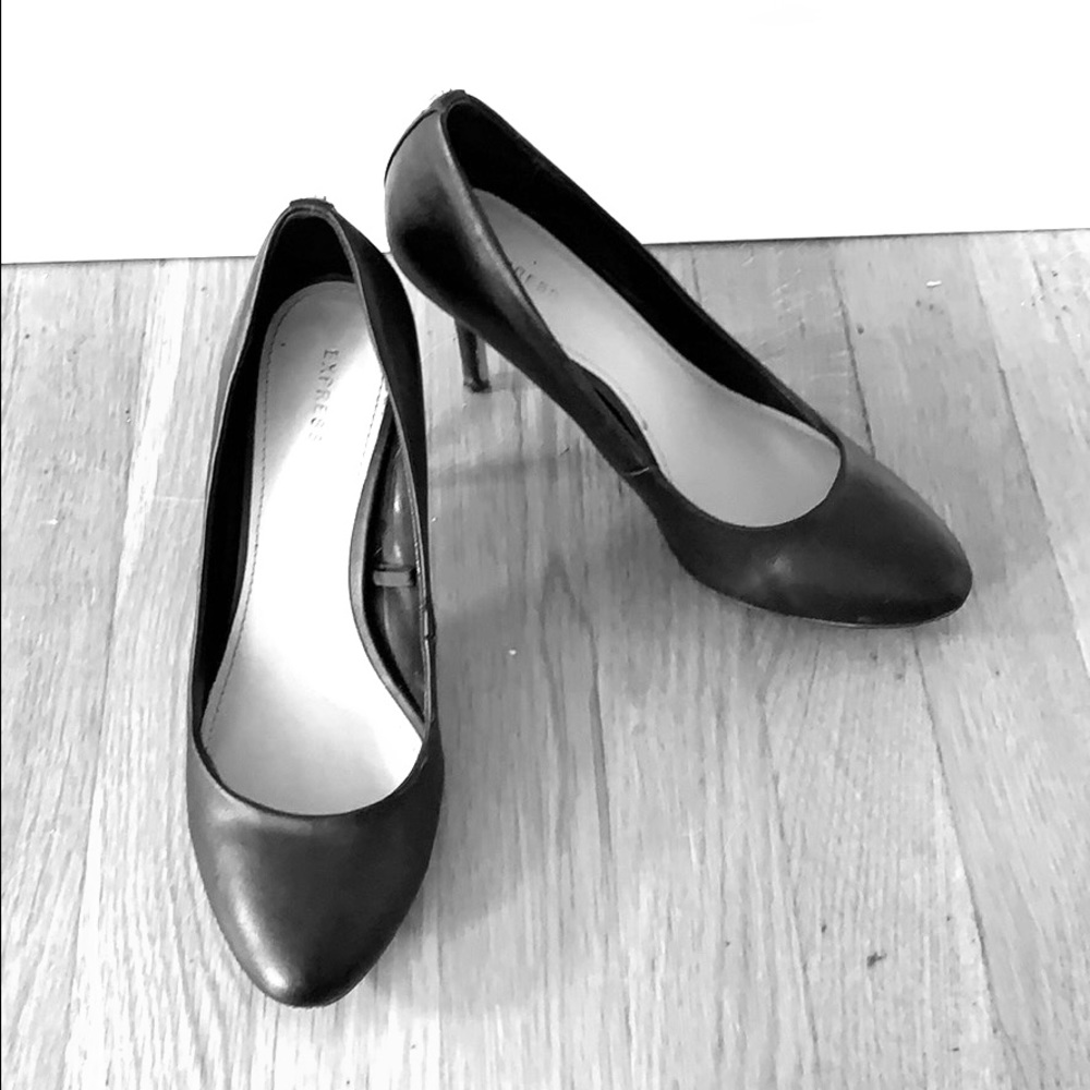 Express classic black pumps